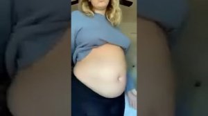 Пухленькая девушка  играет со своим животиком