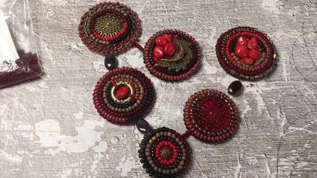 Красное колье из бисера и коралла.Второе бохо колье из граната. Сборка,примерка. смотреть онлайн