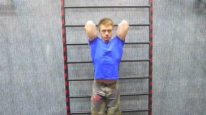 Упражнения на растяжку - у шведской стенки