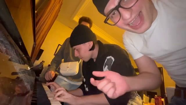 Легкий новогодний влог от Плохого парня и Куертова / Бушидо Жо зачитал рэп смотреть онлайн