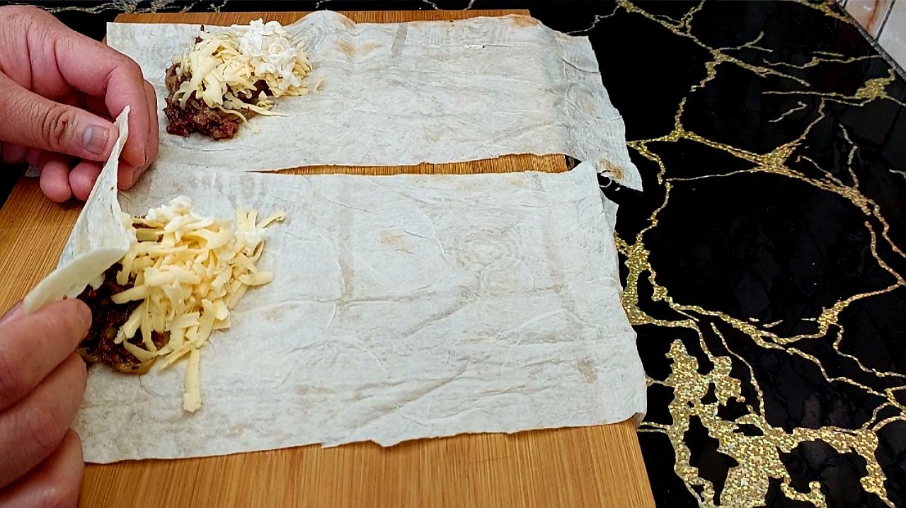 Беру лаваш, начинку вкуснейшие пирожки готовы.БЫСТРЫЙ завтрак ИЗ ЛАВАША. Вкусный и сытный завтрак. смотреть онлайн