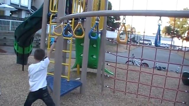 Мы живем в Канаде.Детские площадки возле дома. смотреть онлайн