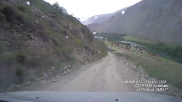 Спуск по серпантину Кату-Ярык, дорога до турбазы "Учар" август 2017 смотреть онлайн