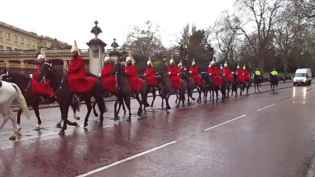 Household Cavalry Mounted Regiment (HCMR) in Buckingham Palace London смотреть онлайн
