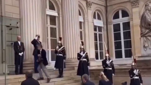 Президент Шавкат Мирзиёевни Парижда расмий кутиб олиш маросими—Церемония официальной встречи смотреть онлайн