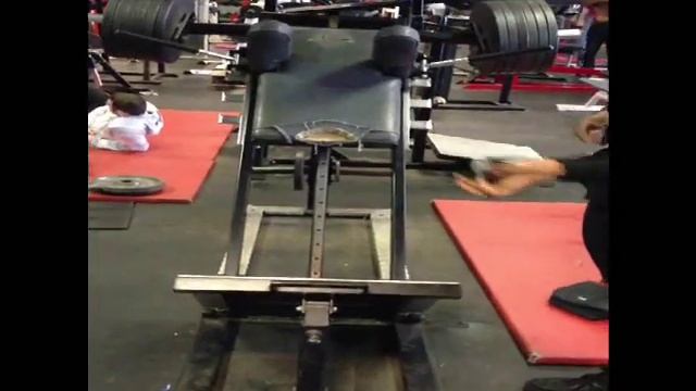 Simeon Panda - Hack squatting 260kg (572lb) смотреть онлайн