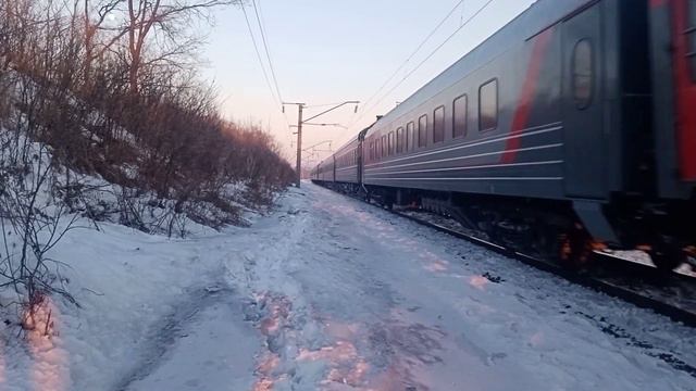 Электровоз ЭП1-325 со скорым поездом №061М Владивосток-Москва морозным вечером на Транссибе. смотреть онлайн