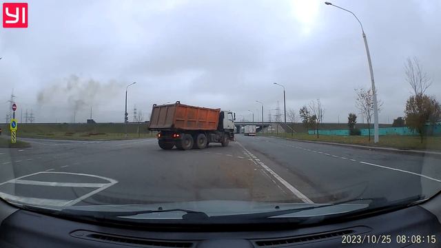 МАЗу ПДД по барабану. Куда хочу, туда лечу. смотреть онлайн