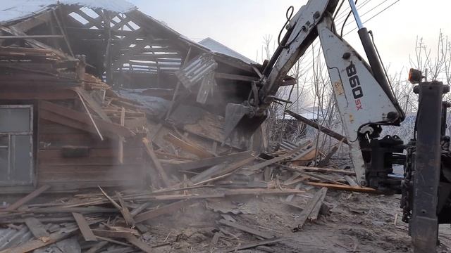 Демонтаж насыпного частного дома трактором- 0. Снос дома экскаватором погрузчиком смотреть онлайн
