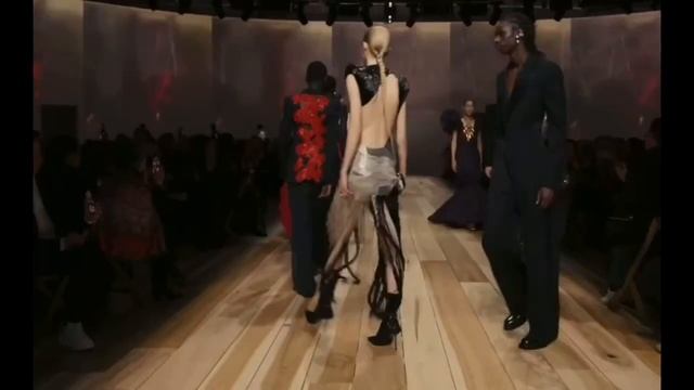 McQueen Финал первого за три года показа бренда в Париже. Лиу Вен в образе с массивной орхидеей. смотреть онлайн