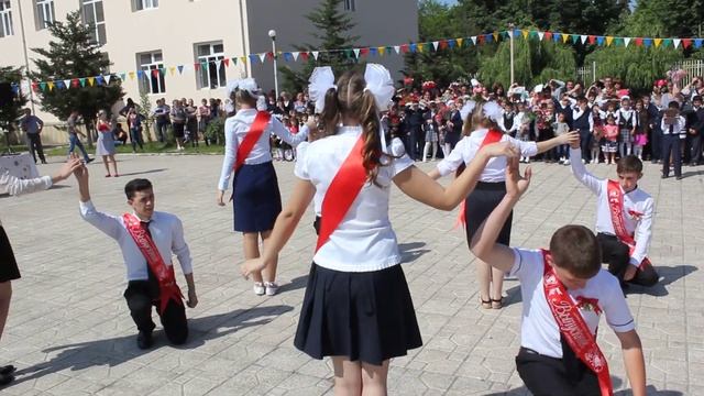 наш школьный вальс))) смотреть онлайн