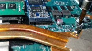 Как выкрутить слизанный винт системы охлаждения ноутбука / Брак шлейфа дисплея Acer Aspire E5-575G