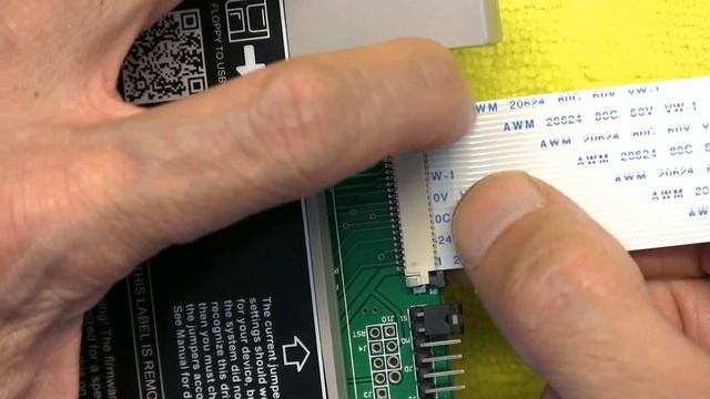 Tutorial on How to properly connect the Flat Ribbon Cable to a 26 PIN 1.44MB Floppy Drive Emulator смотреть онлайн