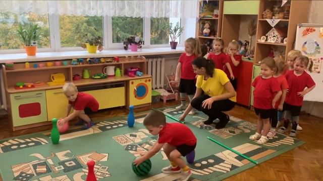 Спортивна гра «Обведи мʼяч між кеглями» смотреть онлайн