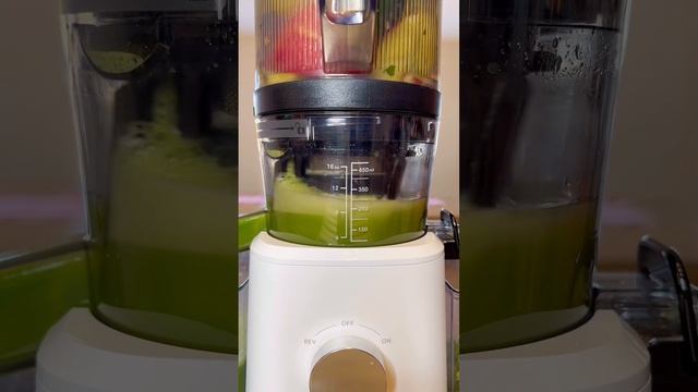Green juice? #juice #juicer #juicing #detox #juicerecipe #juicingtutorials #guthealth #juicecleanse смотреть онлайн