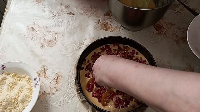 Пирог с персиками изюмом и смородиной. смотреть онлайн