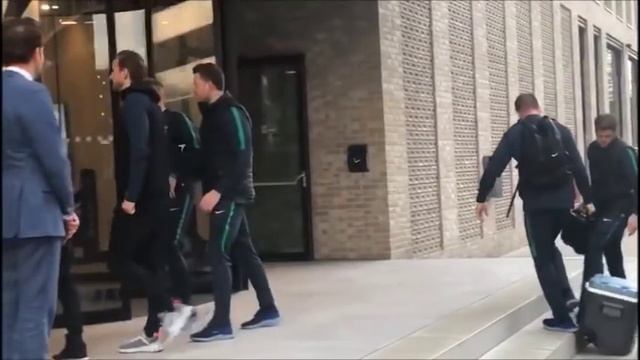 Tottenham Hotspur arrives at the hotel ( Ajax- Tottenham Hotspur champion league semi-finals) смотреть онлайн