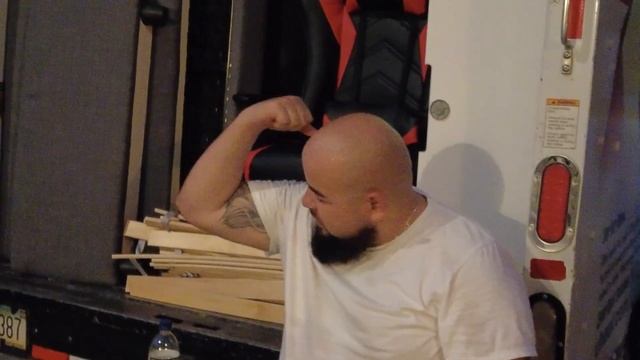 The Chubby Movers (Bruno Baba's new apartment) смотреть онлайн