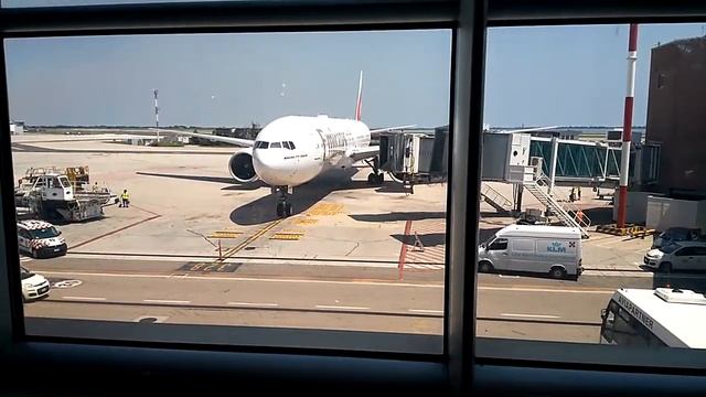Boeing 777 approaching the gate in Venice Airport Marco Polo смотреть онлайн