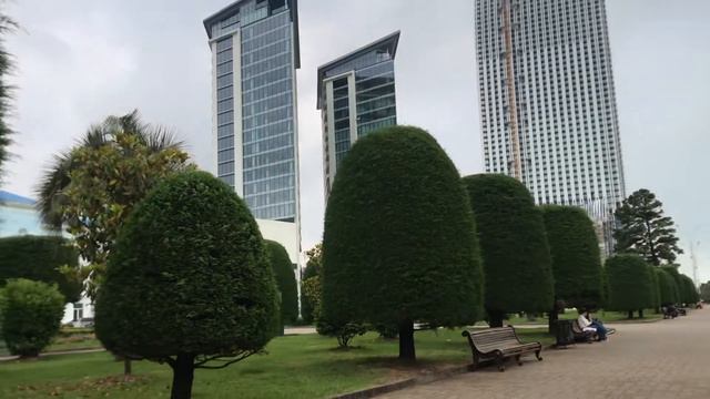 Пройдитесь по набережной Батуми мимо пальм, почувствуйте атмосферу курортного города смотреть онлайн