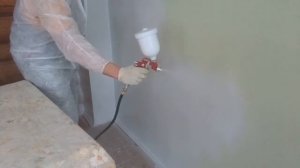 Покраска стены Краскопультом с компрессором.