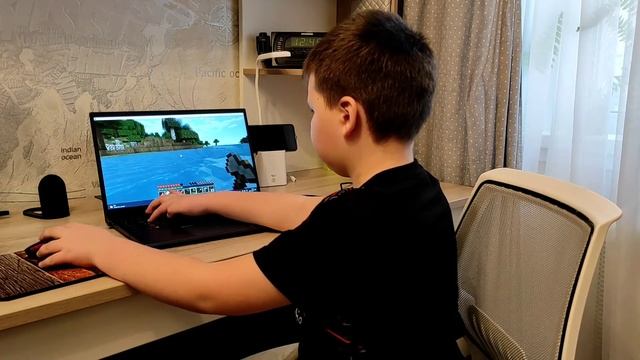 Играю в Майнкрафт. Заспавнился в еловом лесу и строю дом. смотреть онлайн