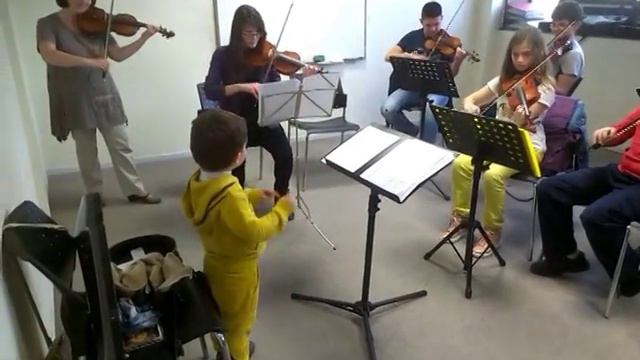 3 YEARS OLD HLIAS CONDUCTOR OF PHAETON ORCHESTRA! (Symphony No.9 Beethoven) смотреть онлайн
