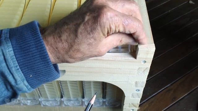Modifying a 10 frame Langstroth Box to fit 7 Flow™ Frames смотреть онлайн
