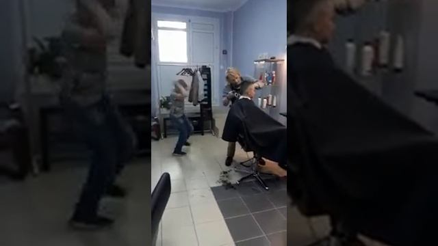 Танцы в парикмахерской смотреть онлайн