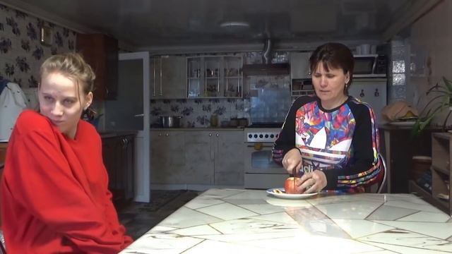 Зима закончилась. Варим рисовую кашу с яблоками. смотреть онлайн