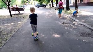 Как кататься на самокате малышу |  Мастер-класс от Эрика #самокат #дети #спорт