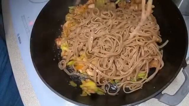Гречневая лапша собу с курицей и овощами смотреть онлайн