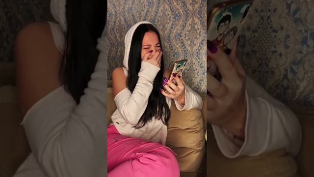 Девушка с голосом Алисы покупает колонку на Авито. смотреть онлайн