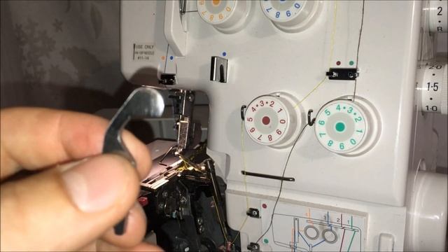 Оверлок Janome My Lock 205D зажевывает ткань под нож.Решение проблемы.Часть1. смотреть онлайн