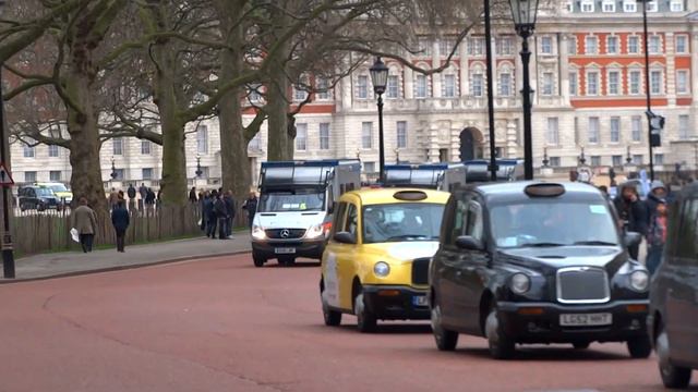 Metropolitan Police Territorial Support Group riot vans (x3) Mercedes Sprinters urgently responding смотреть онлайн