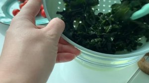 Салат с морскими водорослями вакаме. Рецепт на скорую руку.