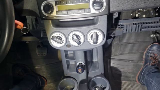 Дублирующие педали на тросике в автомобиле Mitsubishi Colt смотреть онлайн