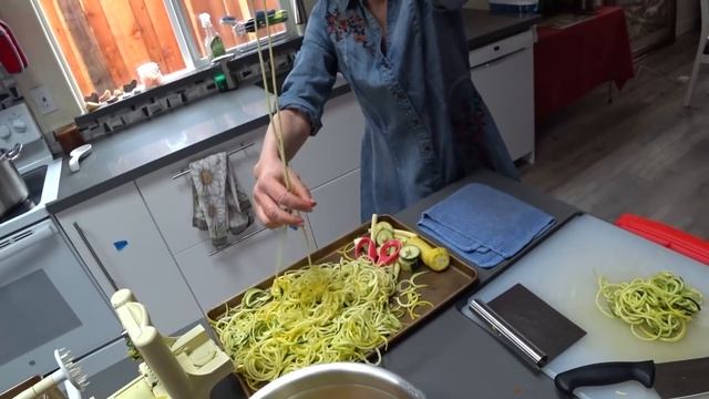 США 5538: Света и Джони делают овощной суп - как пользоваться кухонным ножом. Женщины - срочно!