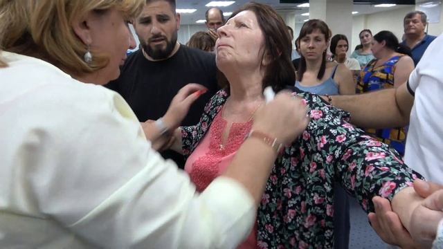 Бог исцелил парализованного человека, сидящего в инвалидной коляске смотреть онлайн