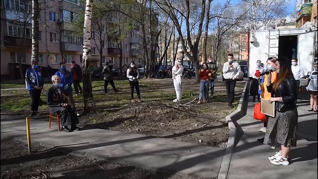 Праздничный концерт организовали у дома 93-летнего ветерана в Вологде смотреть онлайн