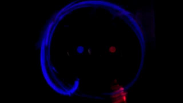 Светящиеся шнурки 2-го поколения с переливом.mp4 смотреть онлайн