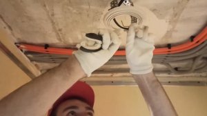 Установка светильников в натяжной потолок правильно.