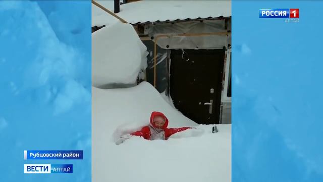 Жители Алтайского края с юмором снимают видео, как  много снега выпало этой зимой смотреть онлайн