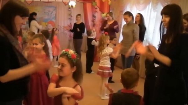 Танец с мамами в старшей группе на 8 марта