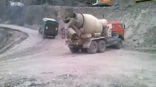 Бетономешалка встала на дыбы смотреть онлайн