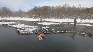 Что посмотреть на Камчатке. Иностранцы пробуют русскую еду.