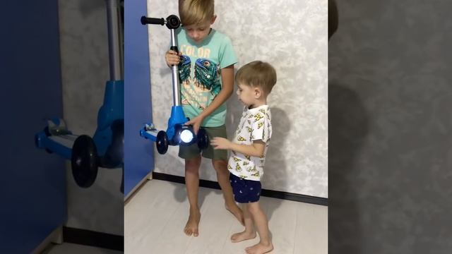 Новый самокат))) подарок Артёму !!! Самый лучший день ))) Артём счастлив! смотреть онлайн