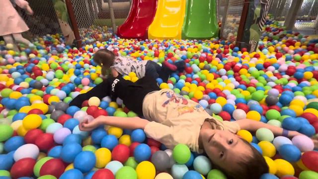 Артём и Ульяна играют в детской комнате смотреть онлайн