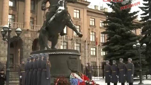 Евгений Куйвашев 23 февраля принял участие в торжественном возложении цветов к памятнику Жукову смотреть онлайн