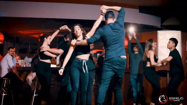 GRUPO EXTRA / ME LA COMO A BESOS bachata workshop 2019 Grupo Esencia Madrid смотреть онлайн